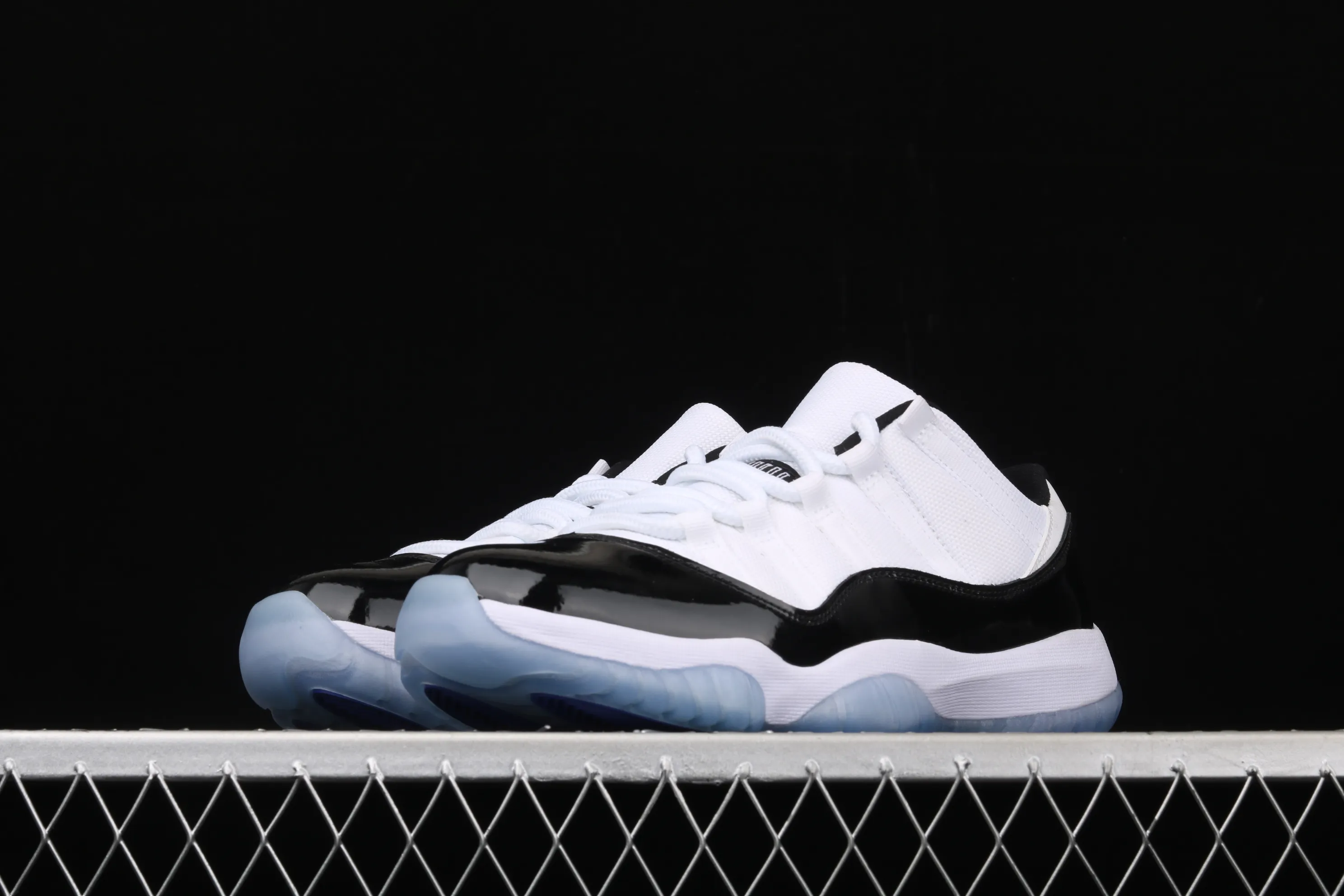 All categories Air Jordan Jordan series basketball shoes Air Jordan 11 X version Air Jordan 11 Low "Concord" AJ11 Joe 11 white and black genuine carbon 528895-153